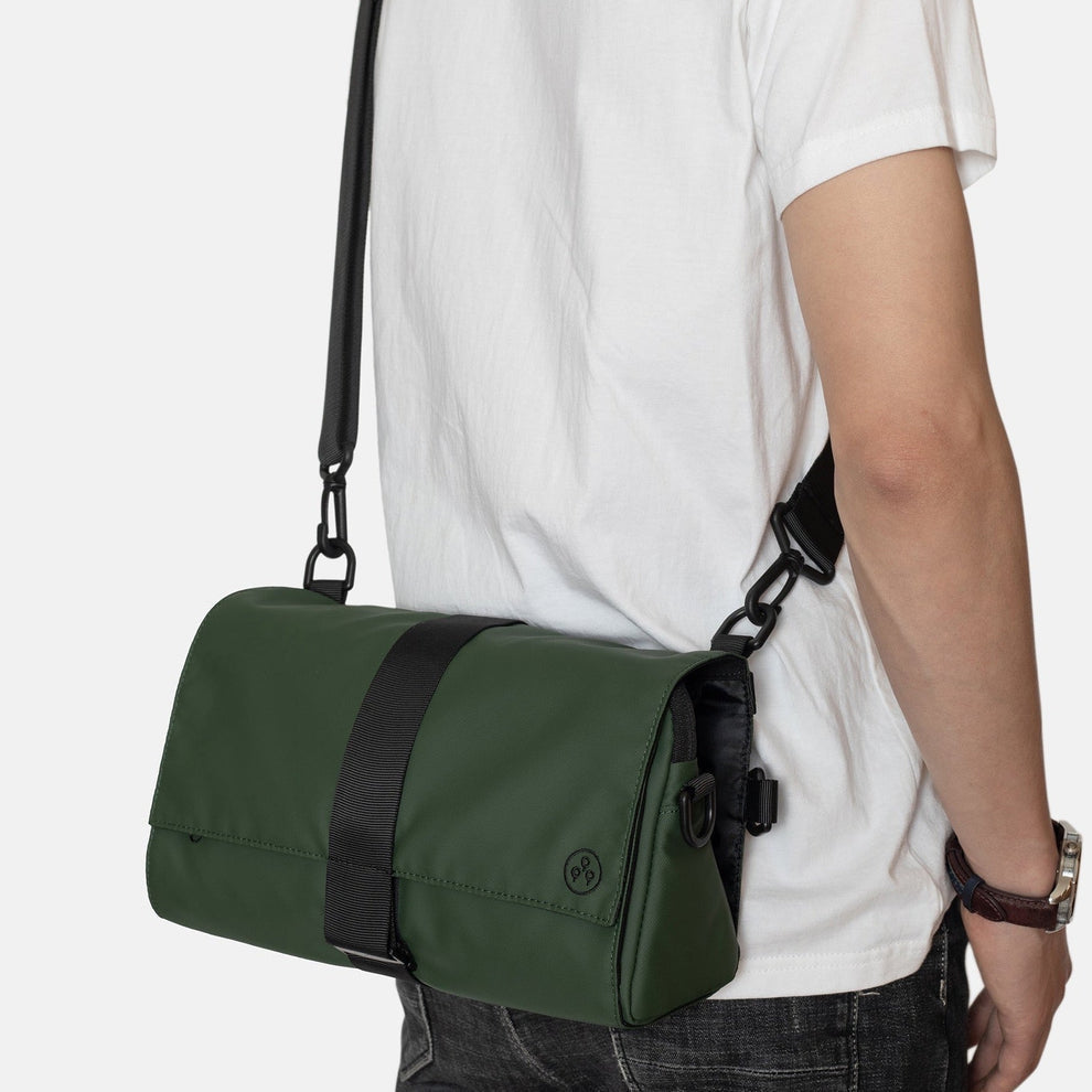 Mand med Kiwee triangle sling taske grøn med sort rem