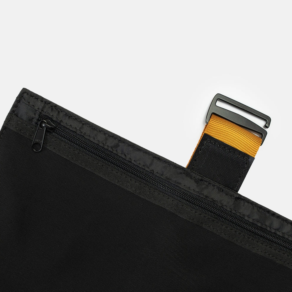 Kiwee triangle sling taske sort detalje