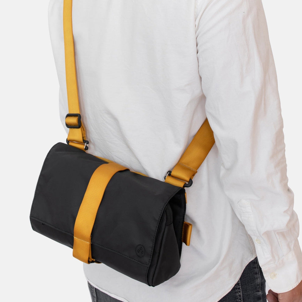 Mand med Kiwee triangle sling taske sort med gul strop