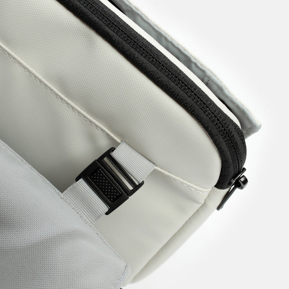Kiwi hvid triangle sling bag demonterbar