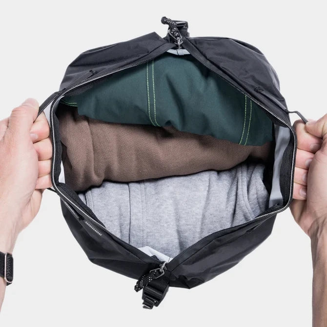 Matador Gear Cube i sort med tøj