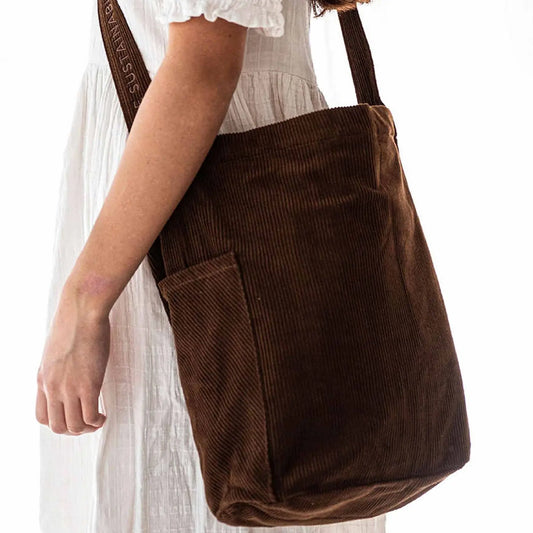 kvindelig model med brun Tintok Mati  økologisk cordfløjl