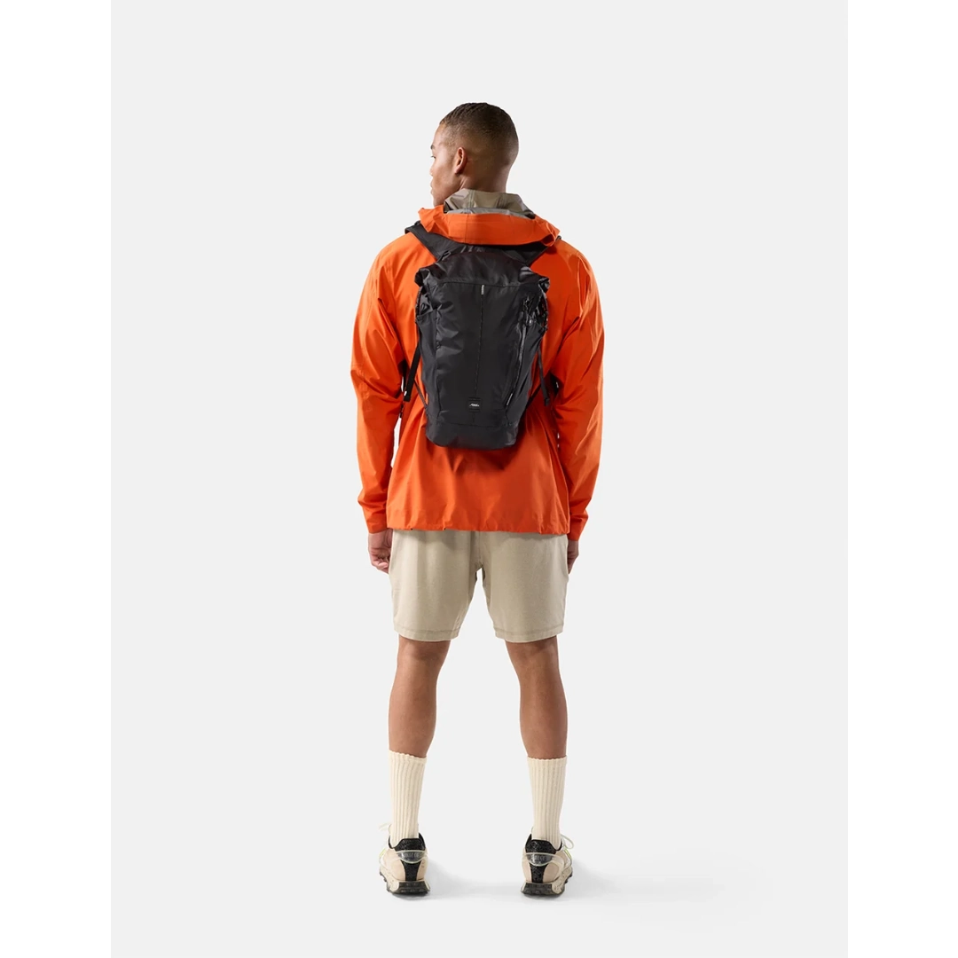 Mand med Matador vandtæt 18L packable backpack, sort, på ryggen