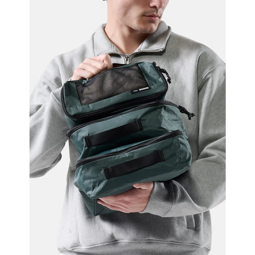 mand med Matador packing cubes, sæt med 3 styk i farven juniper/grøn