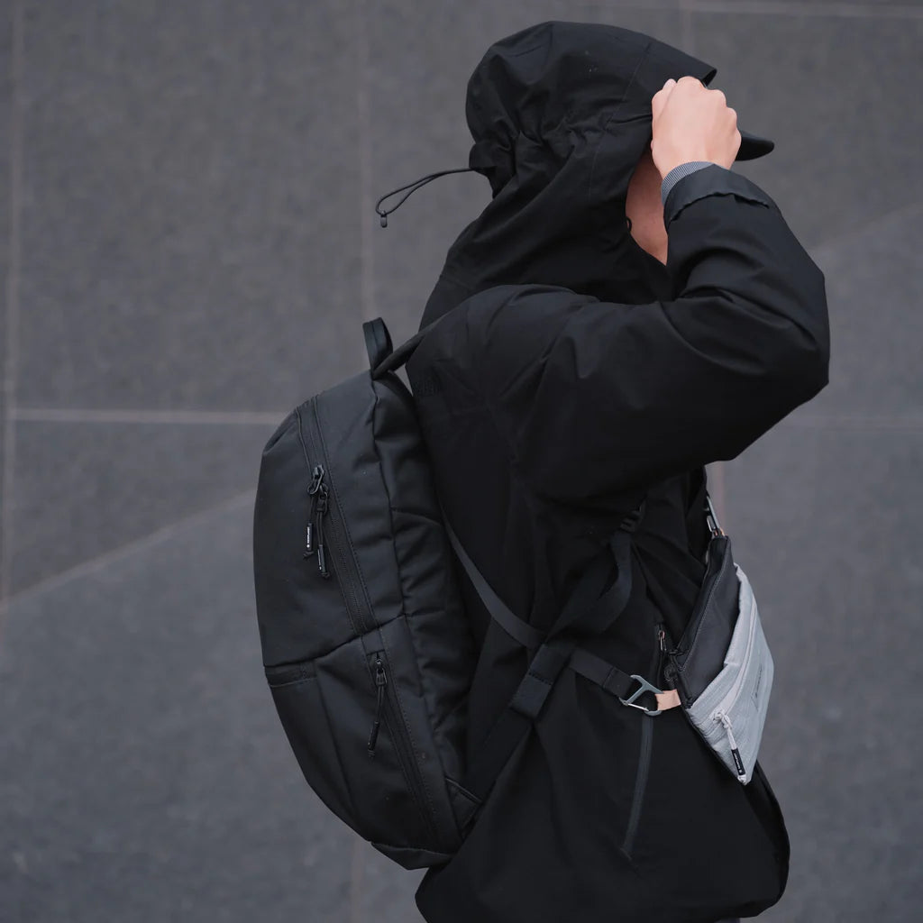 Mand med sort heimplanet mono rygsæk og pouch