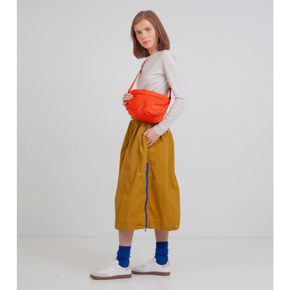 kvinde med arcus orange crossbody taske