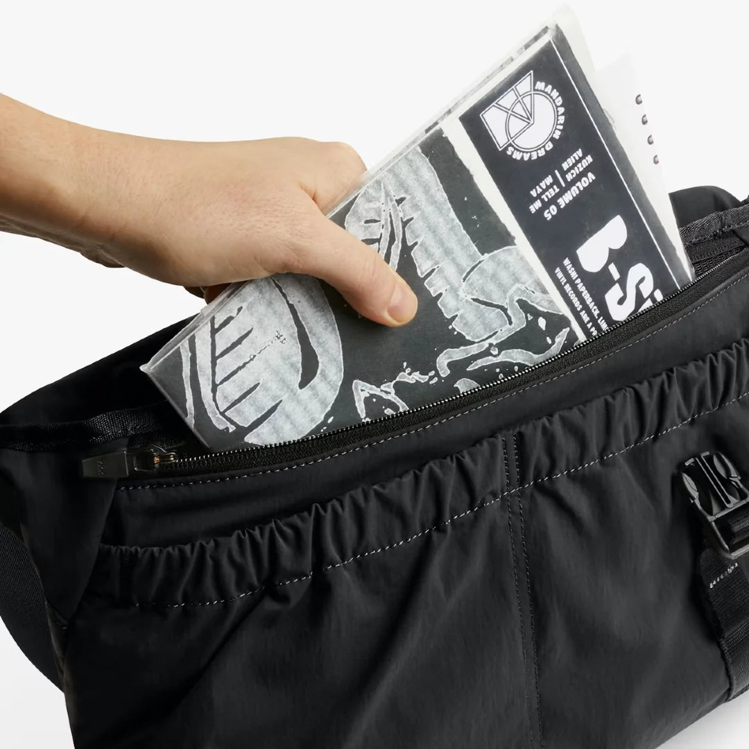 Bellroy Cinch messenger taske, sort, åben