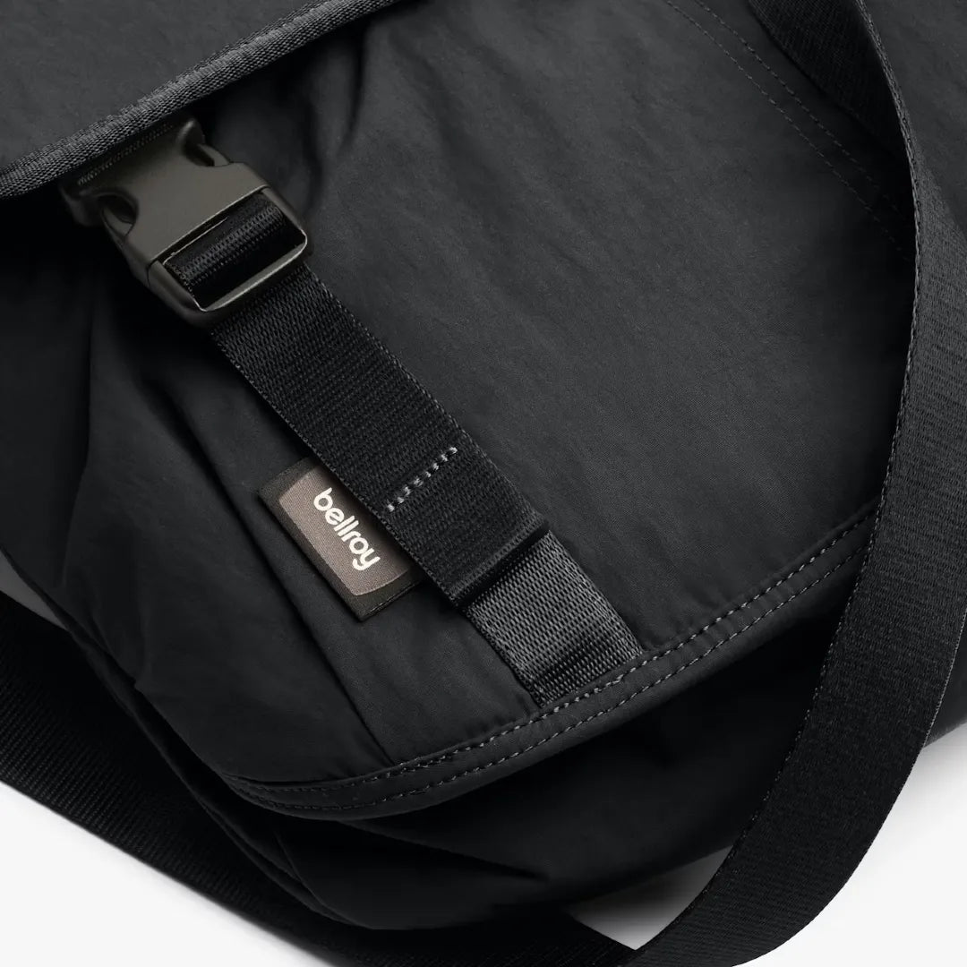 Bellroy Cinch messenger taske, sort detalje