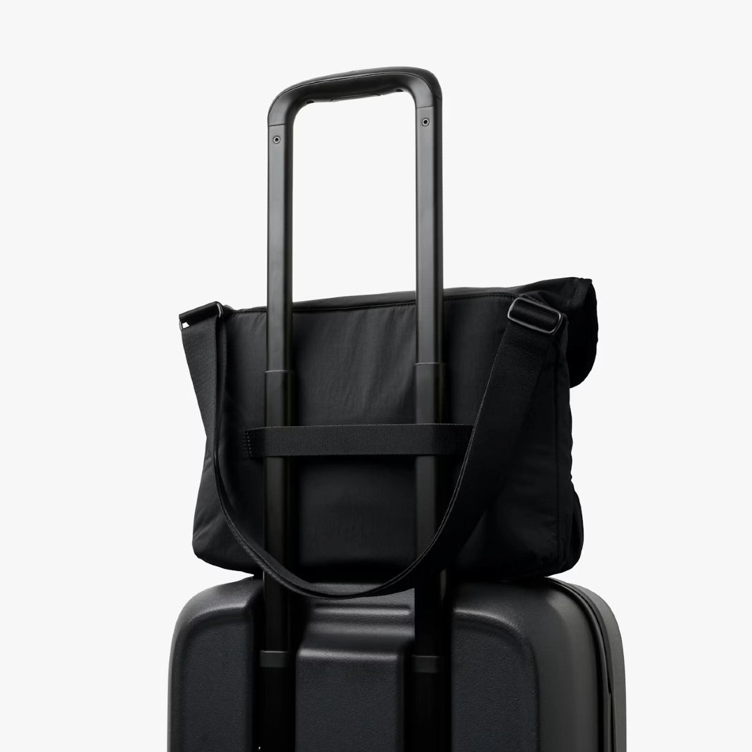 Bellroy Cinch messenger taske, sort, på Bellroy Carry-On