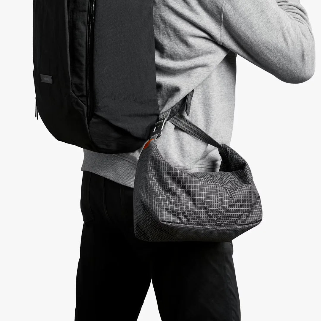Mand med bellroy Cooler Caddy 6 liter fæstet på rygsæk