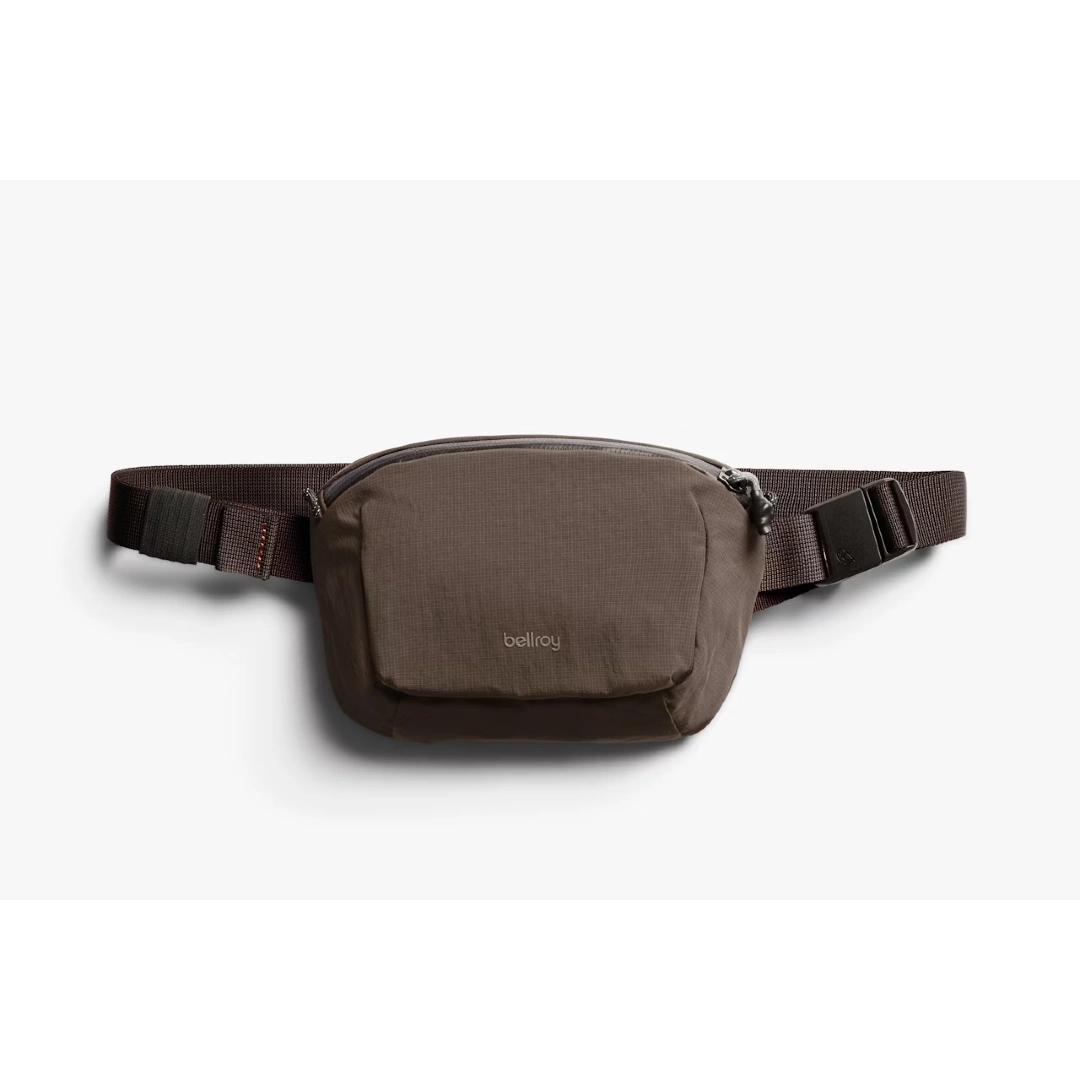 Bellroy Lite beltetaske i farven river rock/brun,, forfra