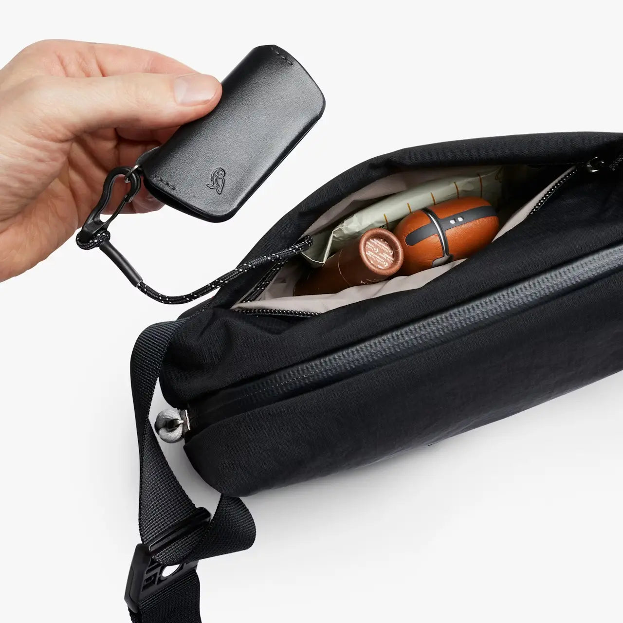 Bellroy lite sling mini sort, åben forlomme