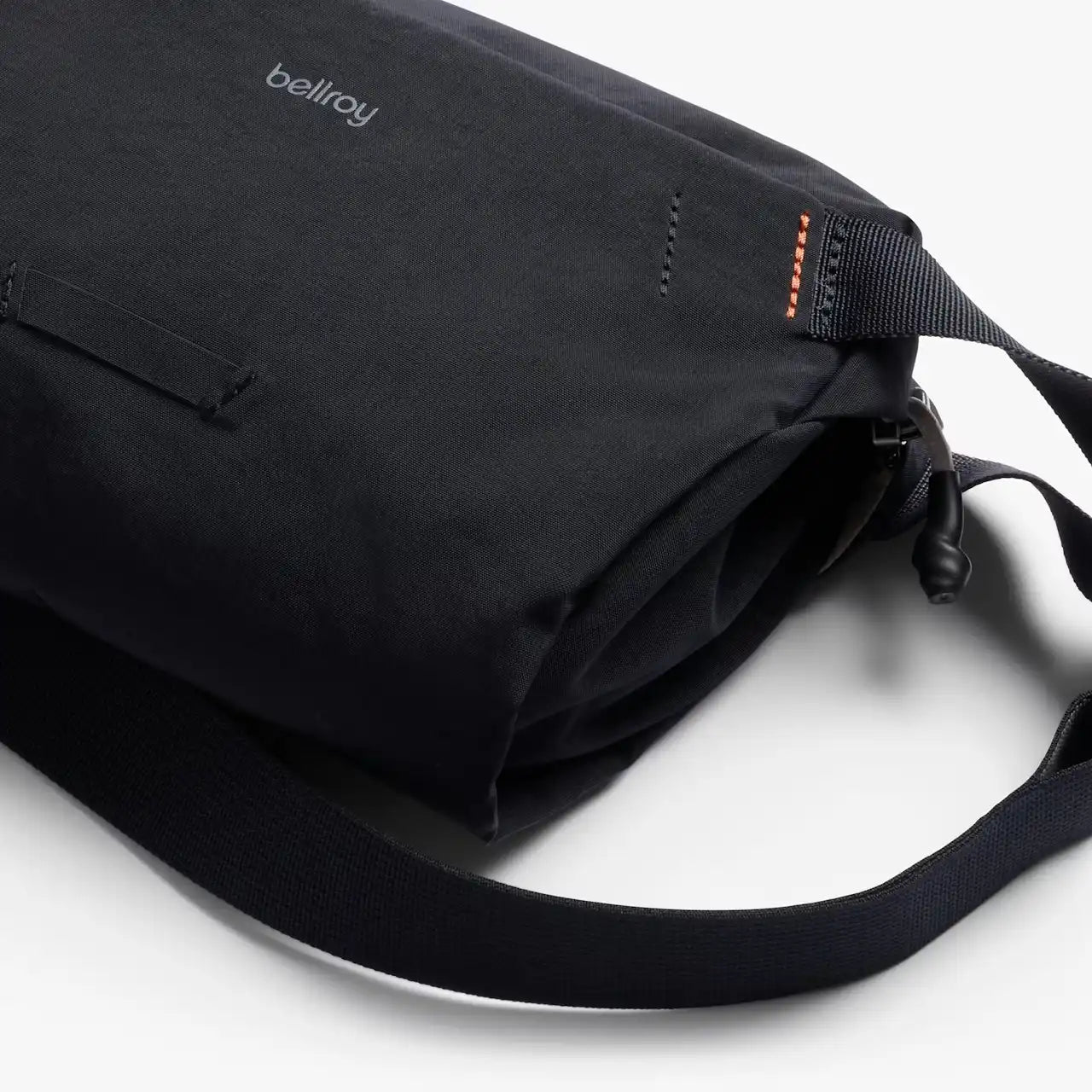 Bellroy lite sling mini sort, detalje