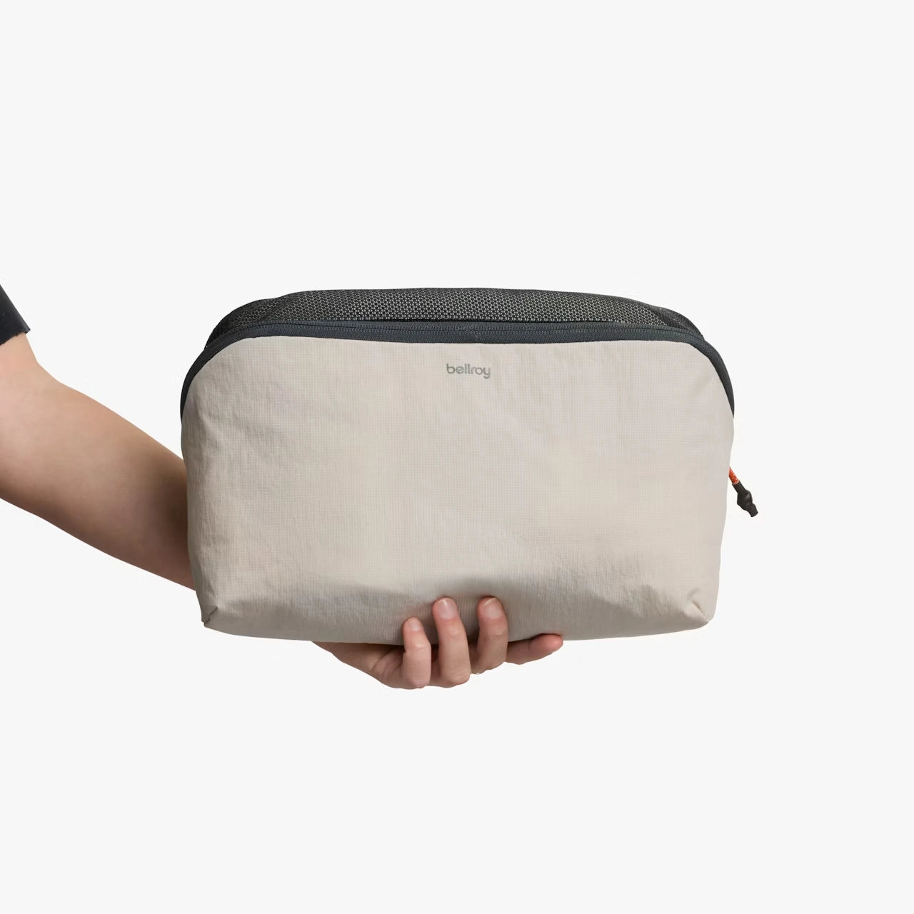 Bellroy lite packing cube 6L, Ash i hånden