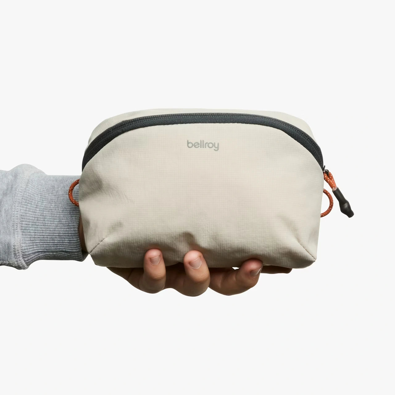 Bellroy Lite Packing Pouch Ash, holdt i hånden