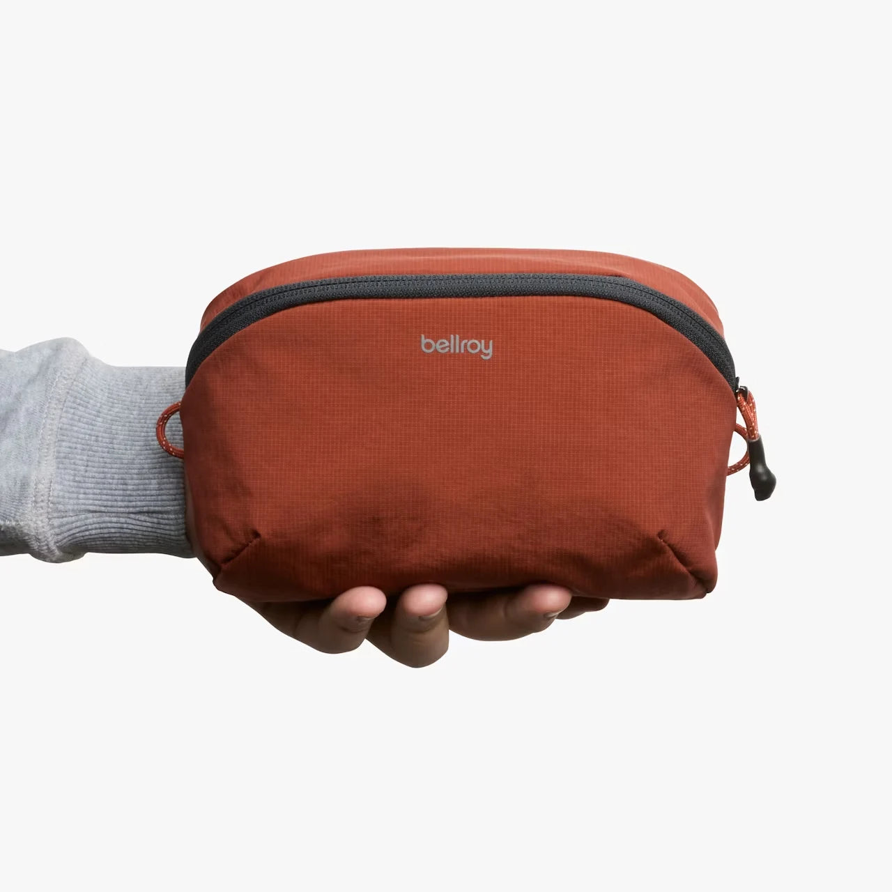 Bellroy Packing Pouch 2 liter Clay, i hånden