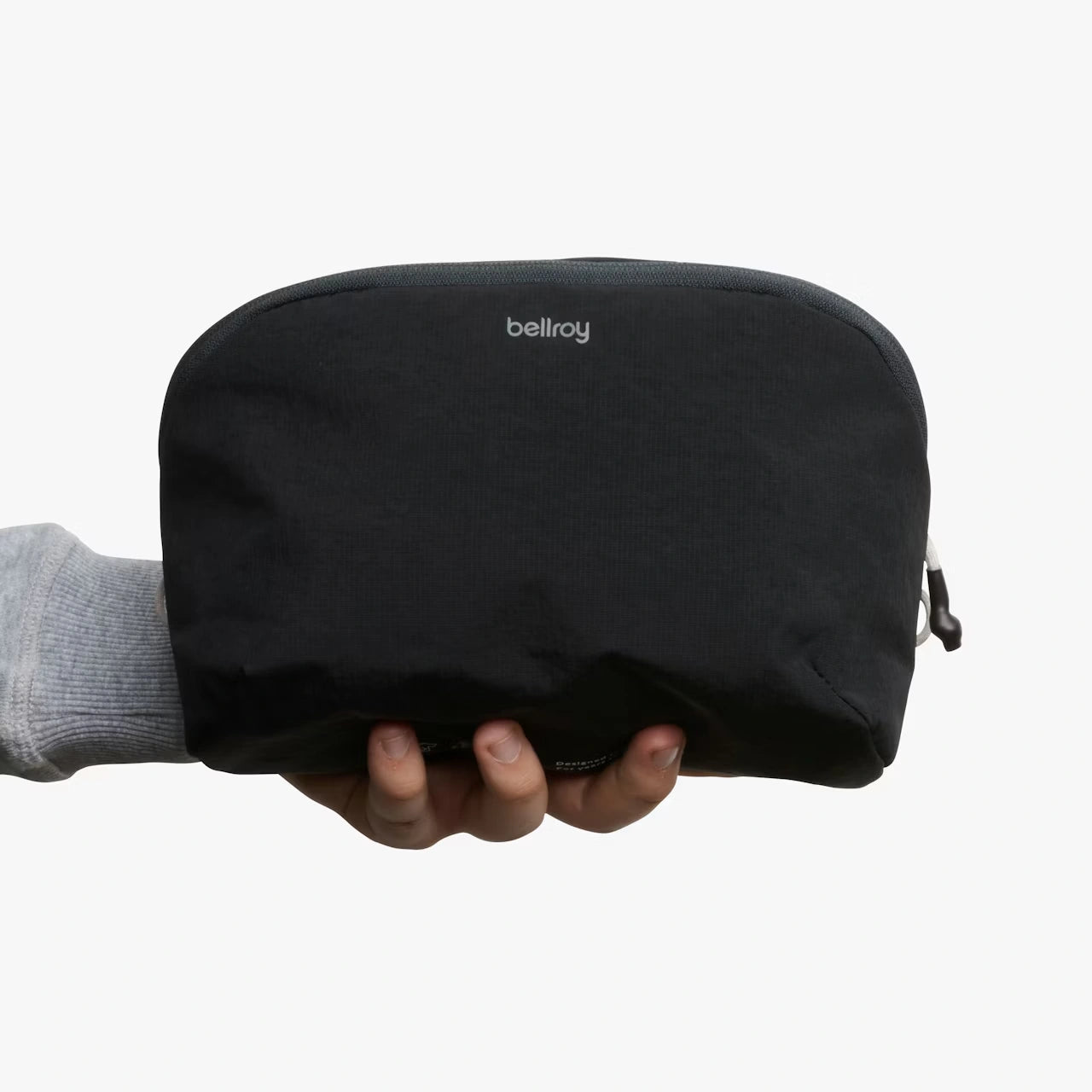 Bellroy Lite Packing Pouch 3 liter sort, i hånden