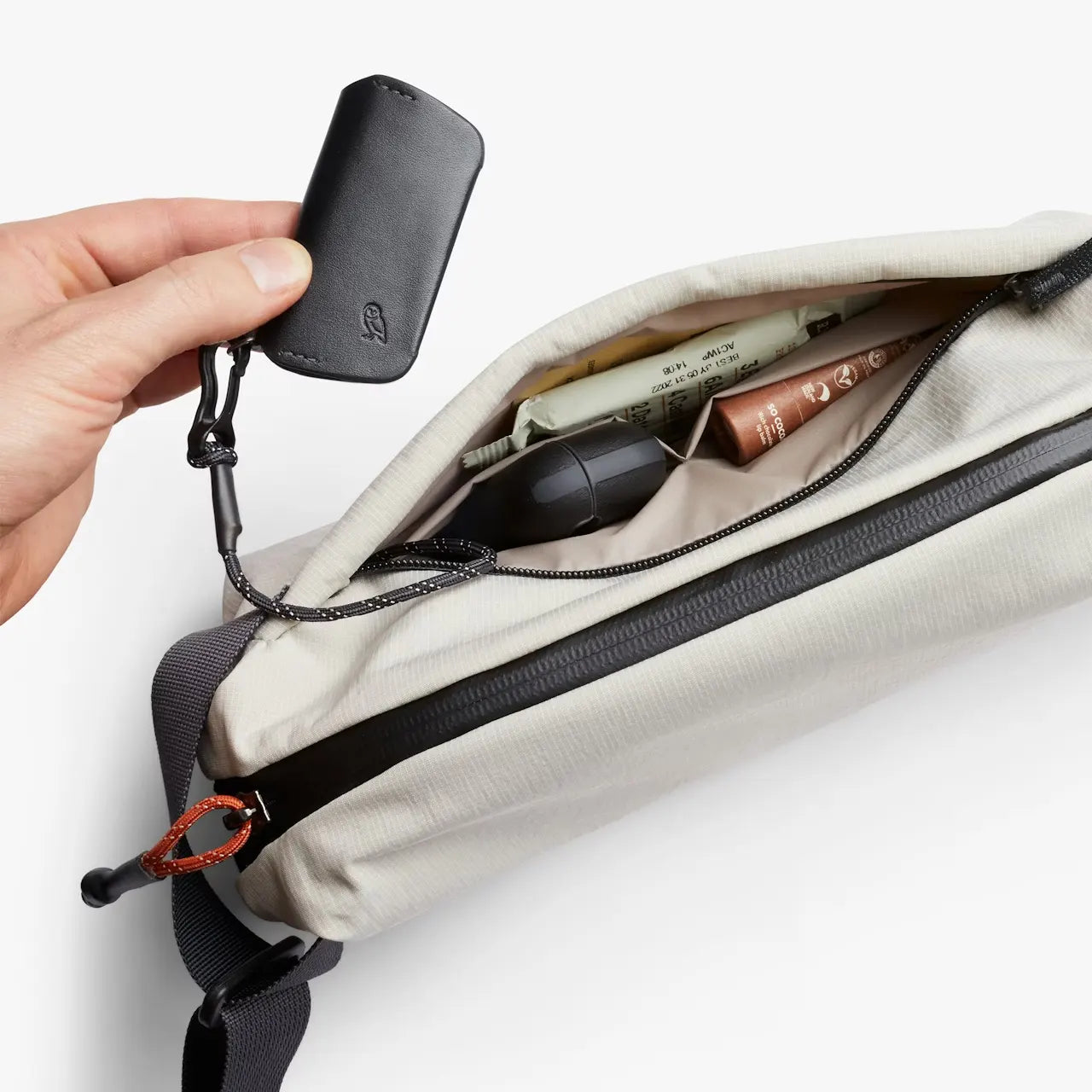 Bellroy lite sling ash med åben frontlomme