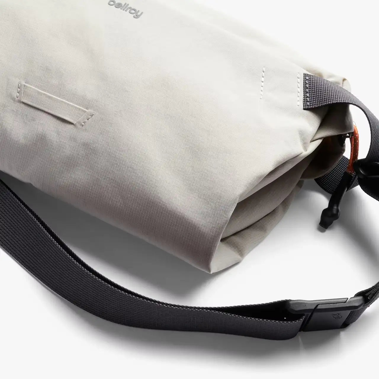Bellroy lite sling ash, detalje
