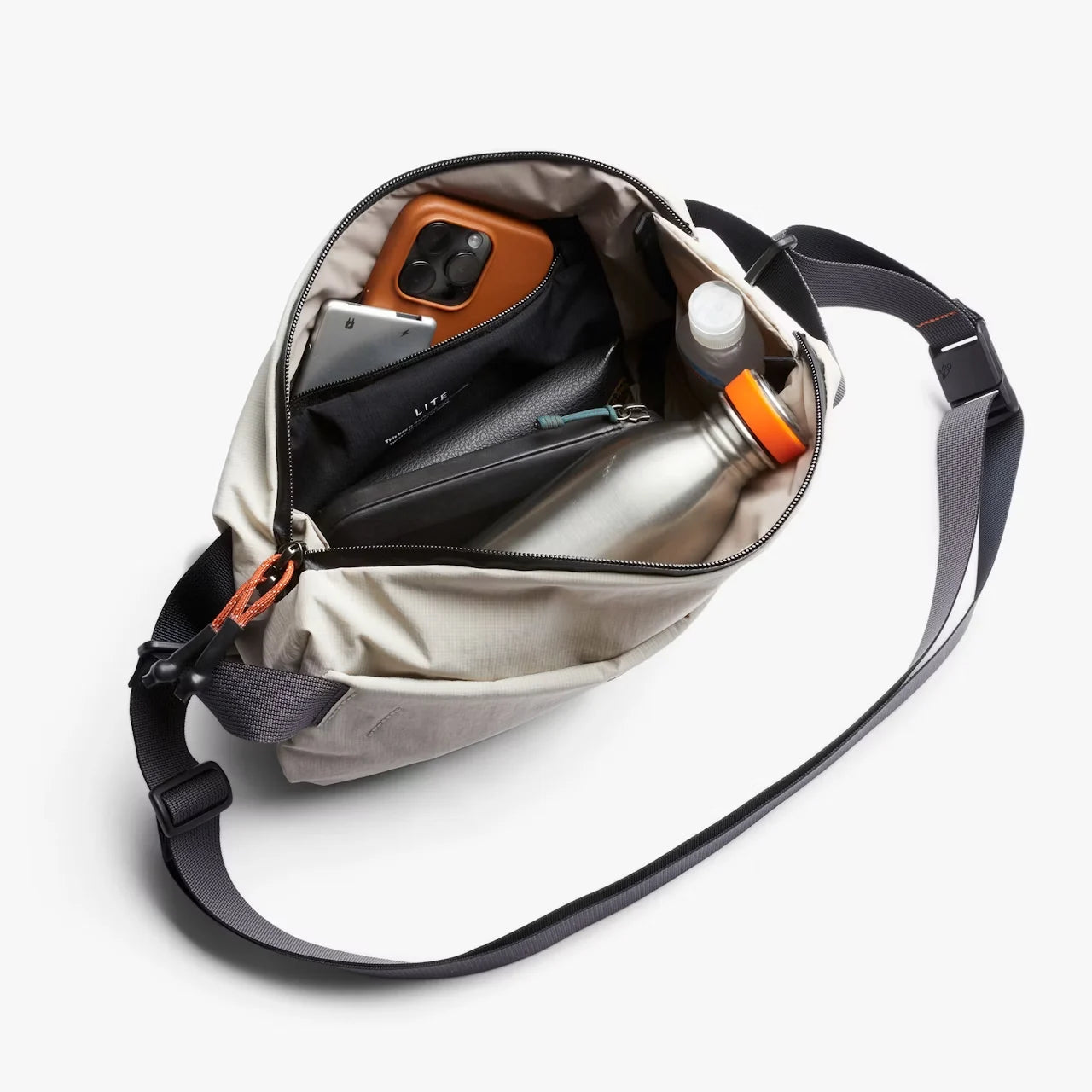 Bellroy lite sling ash med åben hovedlomme