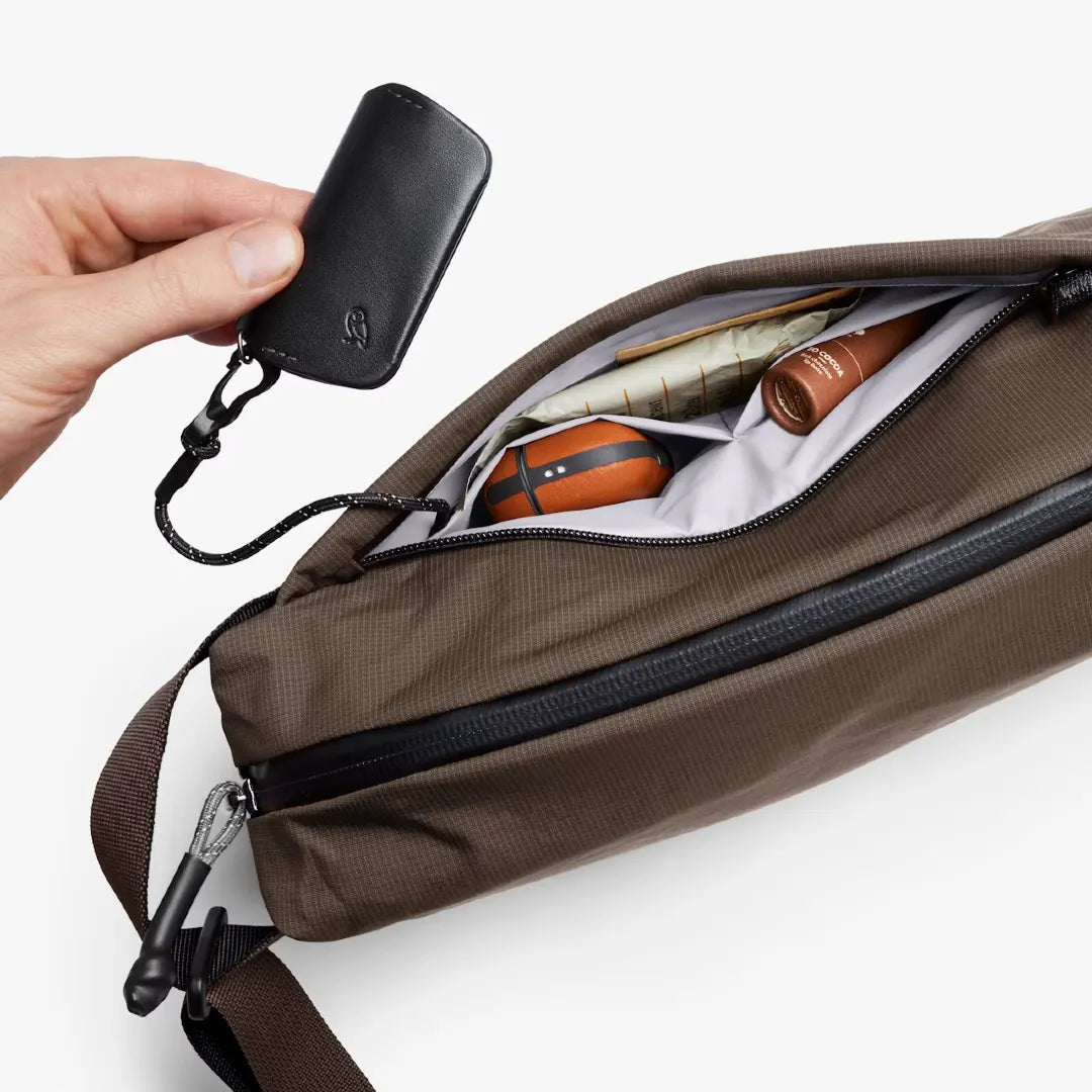 Bellroy Lite Sling i farven River Rock/ Brun med key strap