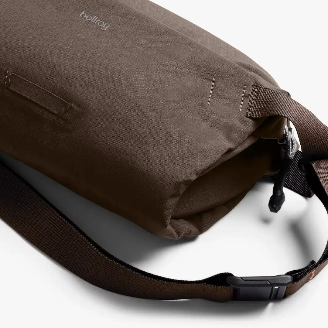Bellroy Lite Sling i farven River Rock/ Brun, detale