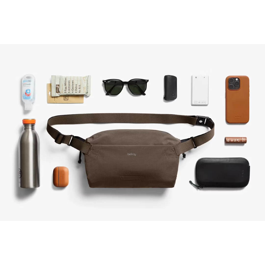 Bellroy Lite Sling i farven River Rock/ Brun, flatlay