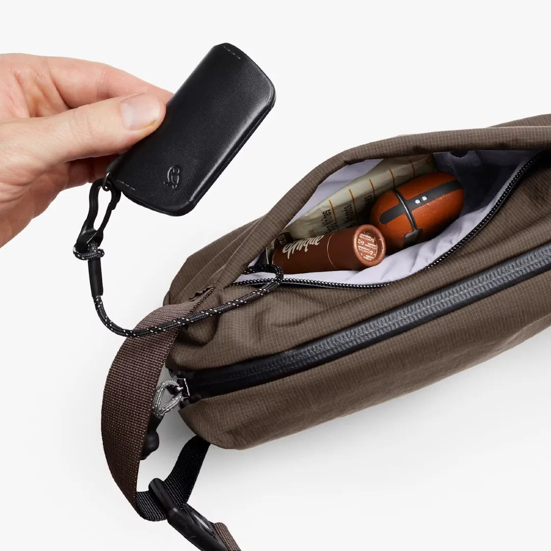 Bellroy lite sling mini river rock brun, , med nøgleholder