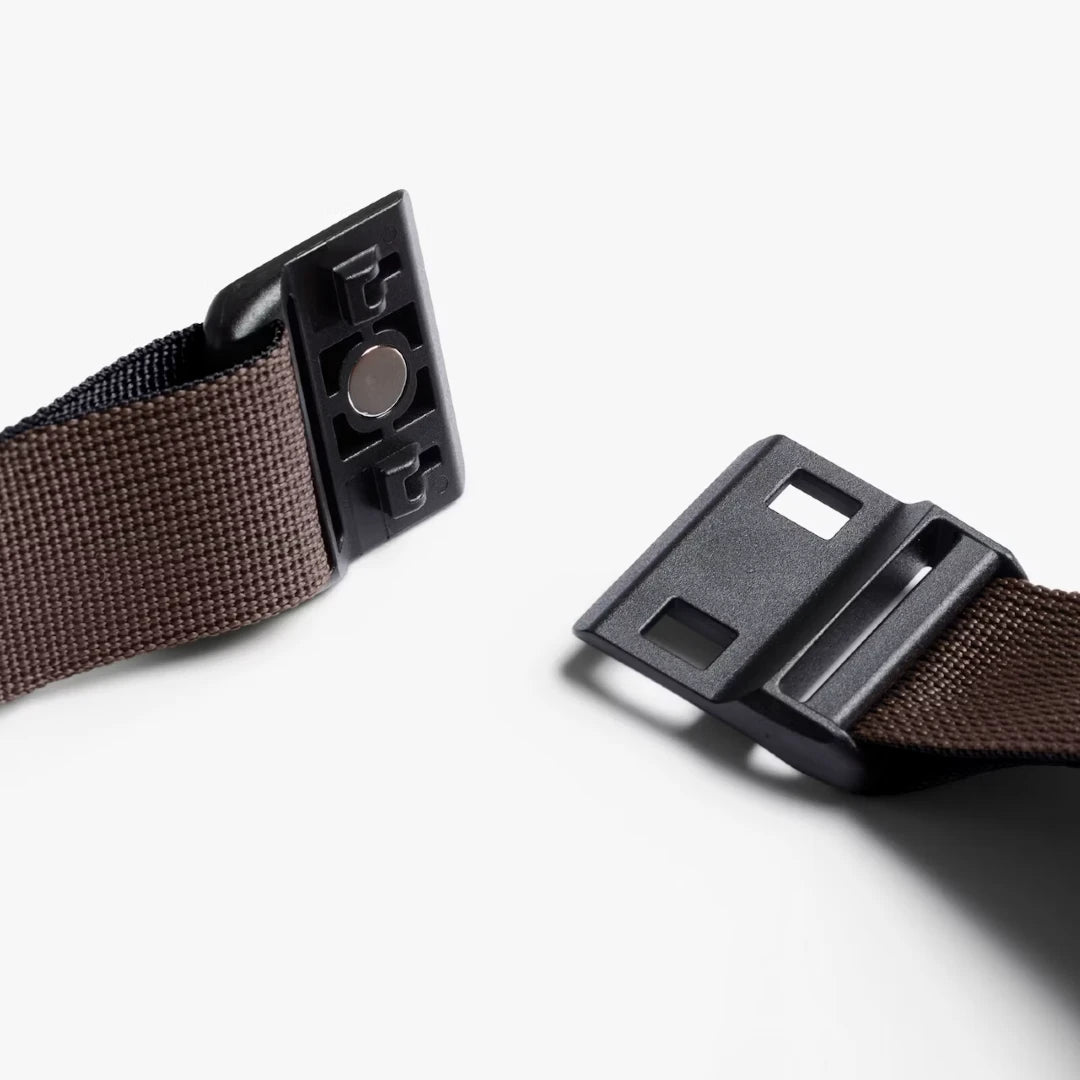 Bellroy lite sling mini river rock brun, magnetspænder 