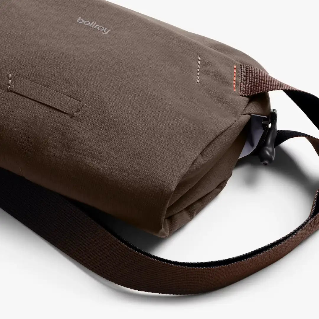Bellroy lite sling mini river rock brun, forfra