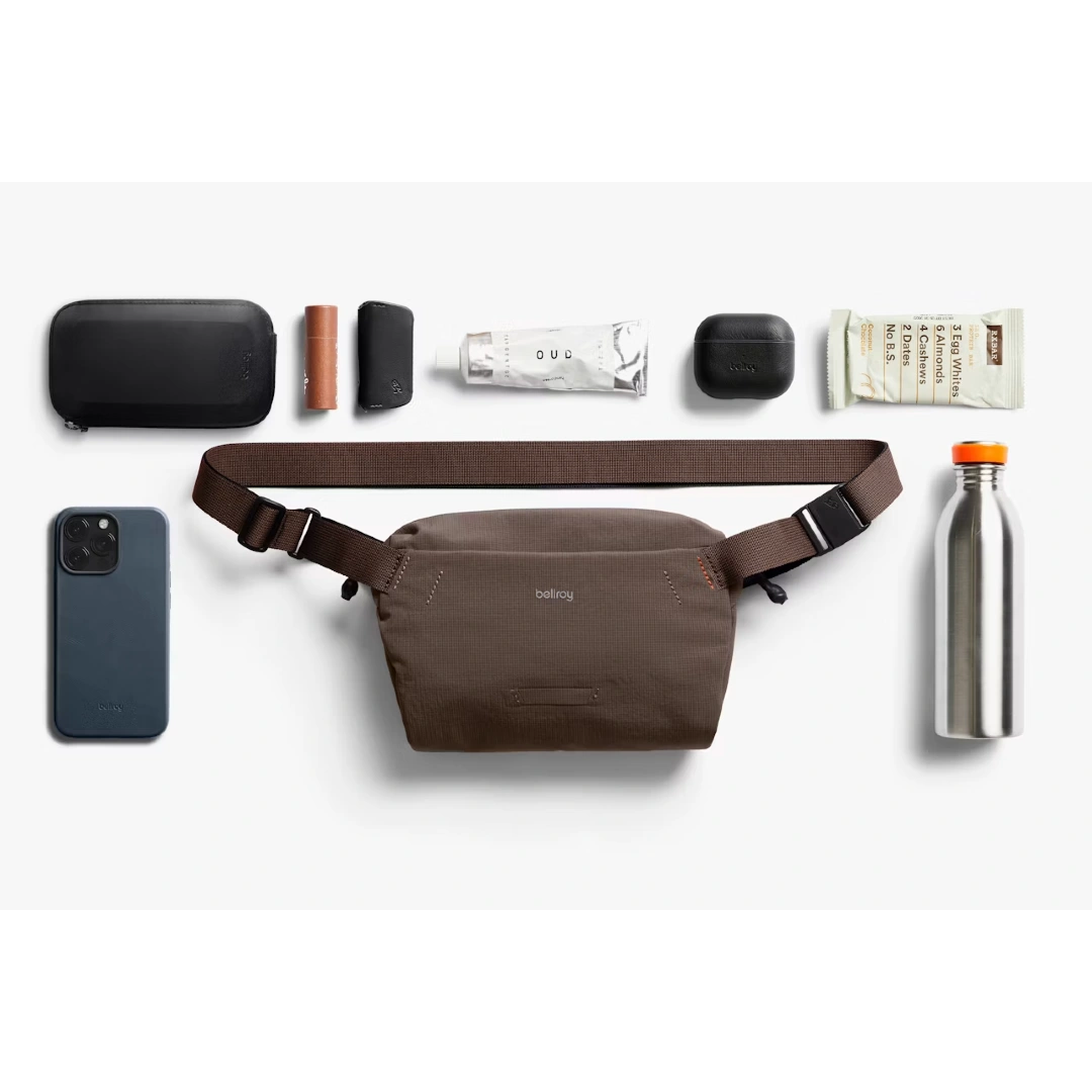 Bellroy lite sling mini river rock brun, flatlay