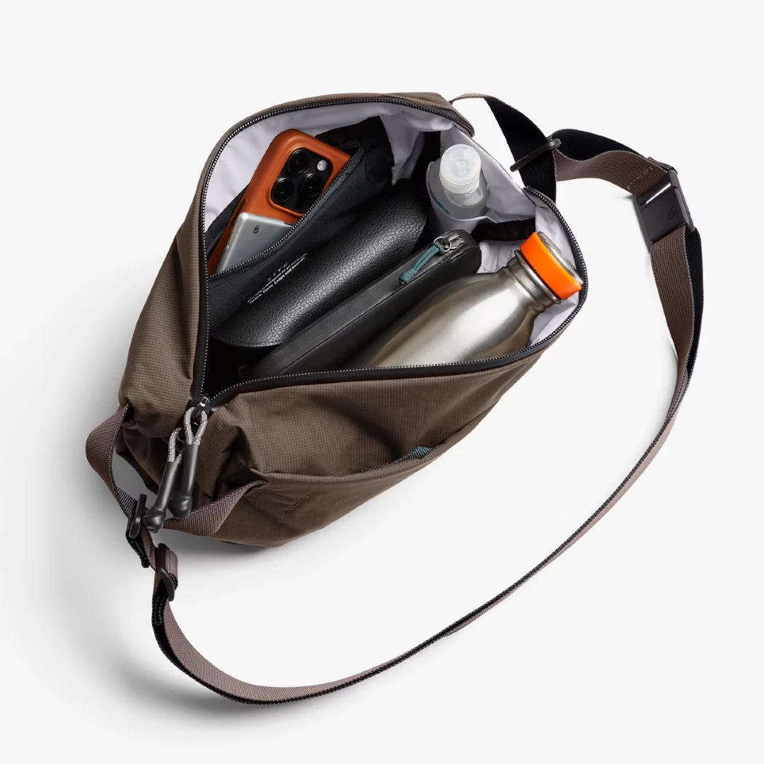 Bellroy Lite Sling i farven River Rock/ Brun, med indhold