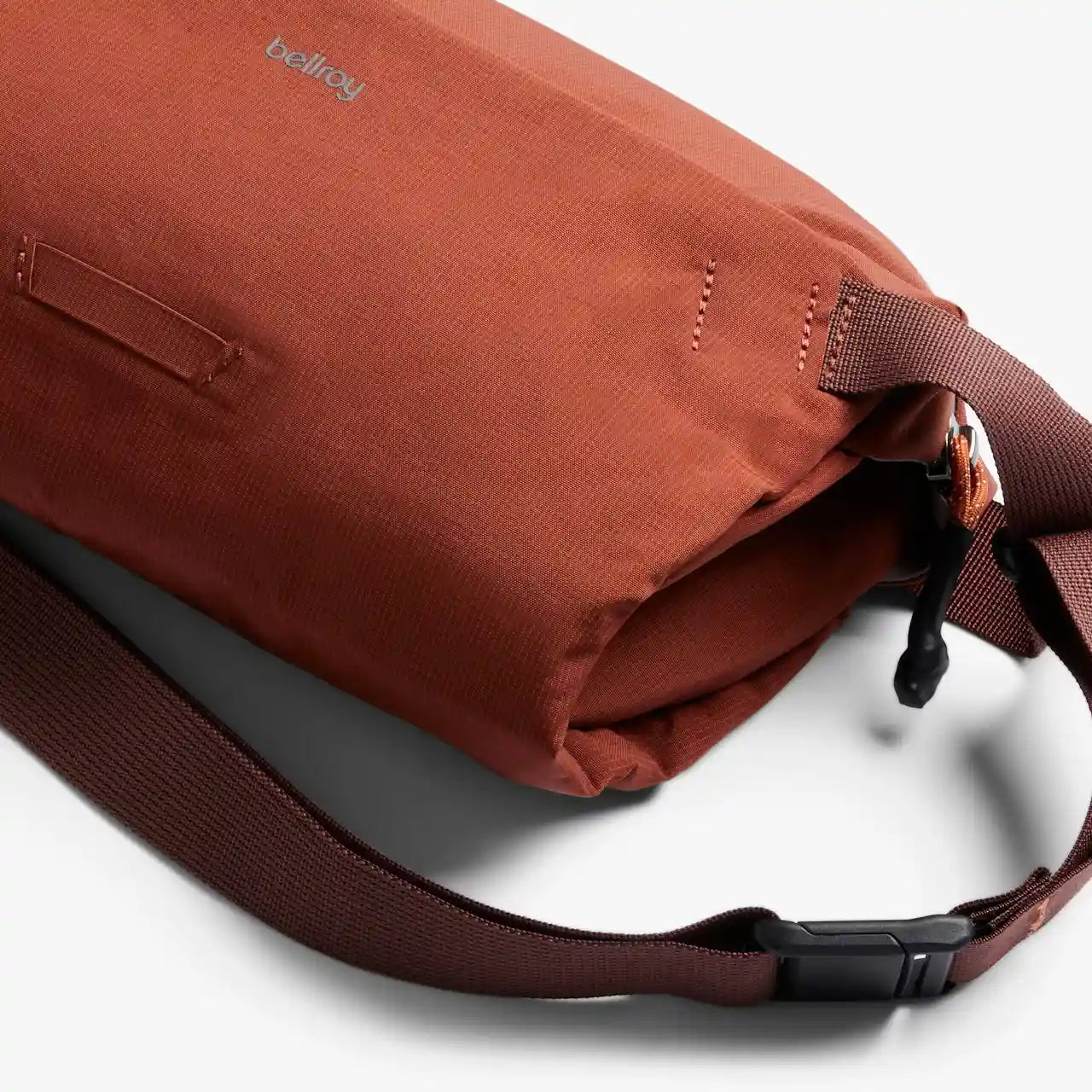 Bellroy lite sling clay, detalje