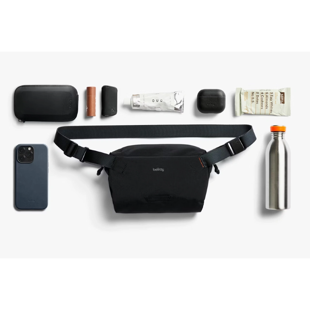 Bellroy lite sling mini sort, med eksempel på indhold