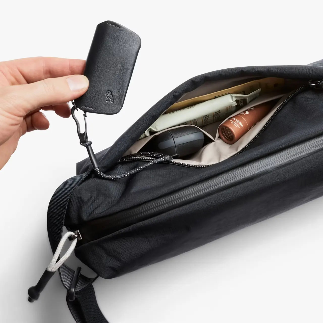 Bellroy sort lite sling, åben frontlomme med indhold