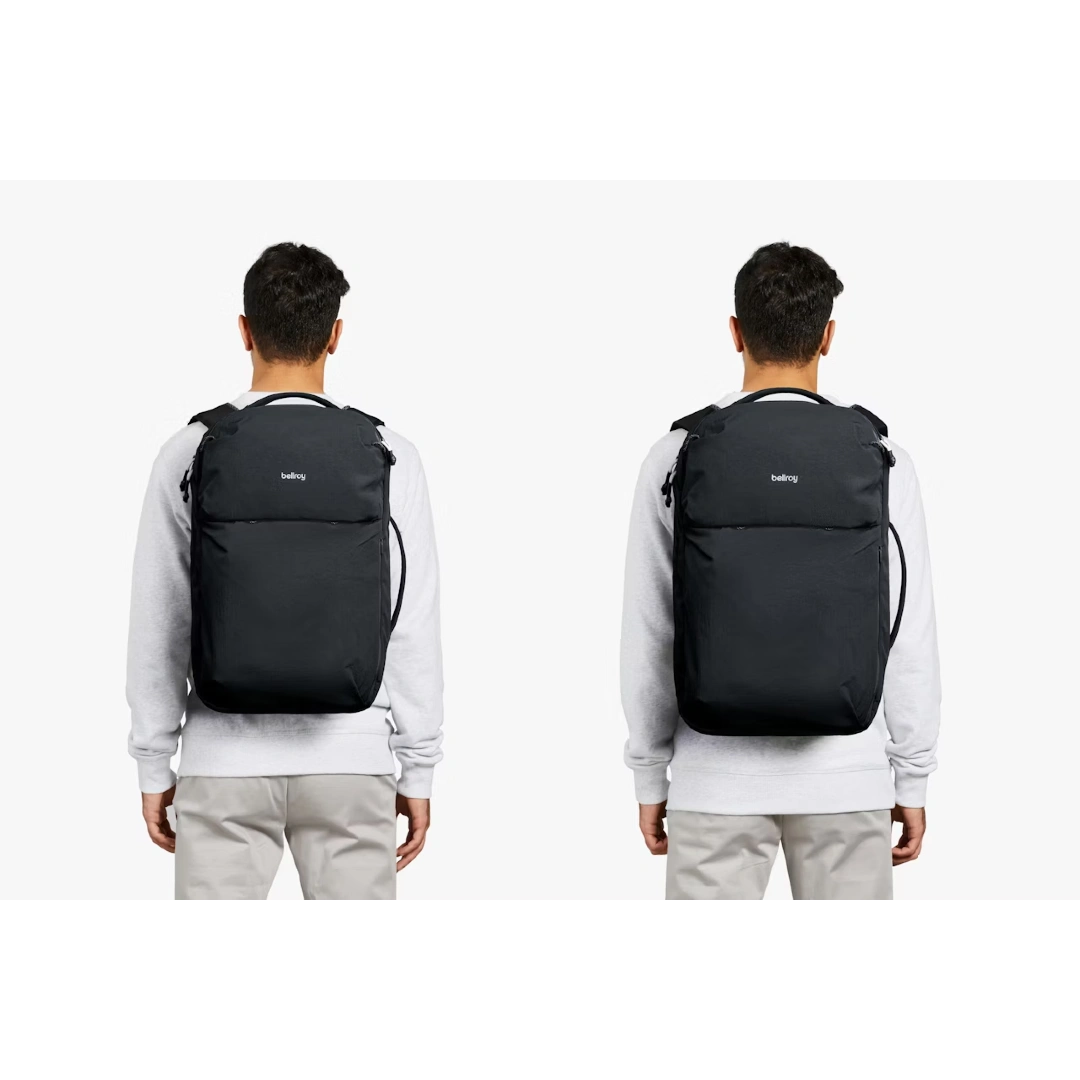 Mand med Bellroy Lite Travel Pack , sort, 30 liter og 38 liter
