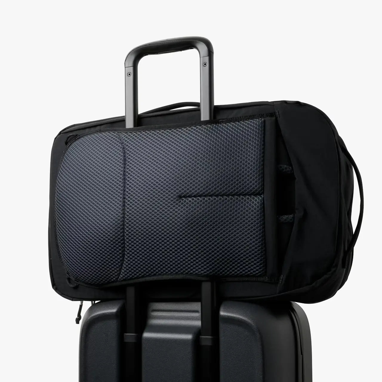 Bellroy Lite Travel Pack 38 liter, sort på toppen af bellroy kabinekuffert