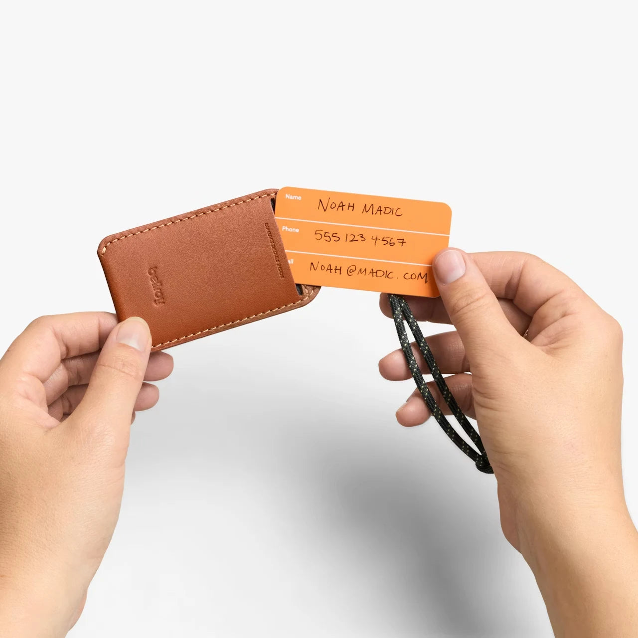 Bellroy kuffertmærke i brunt læder, med navnekort