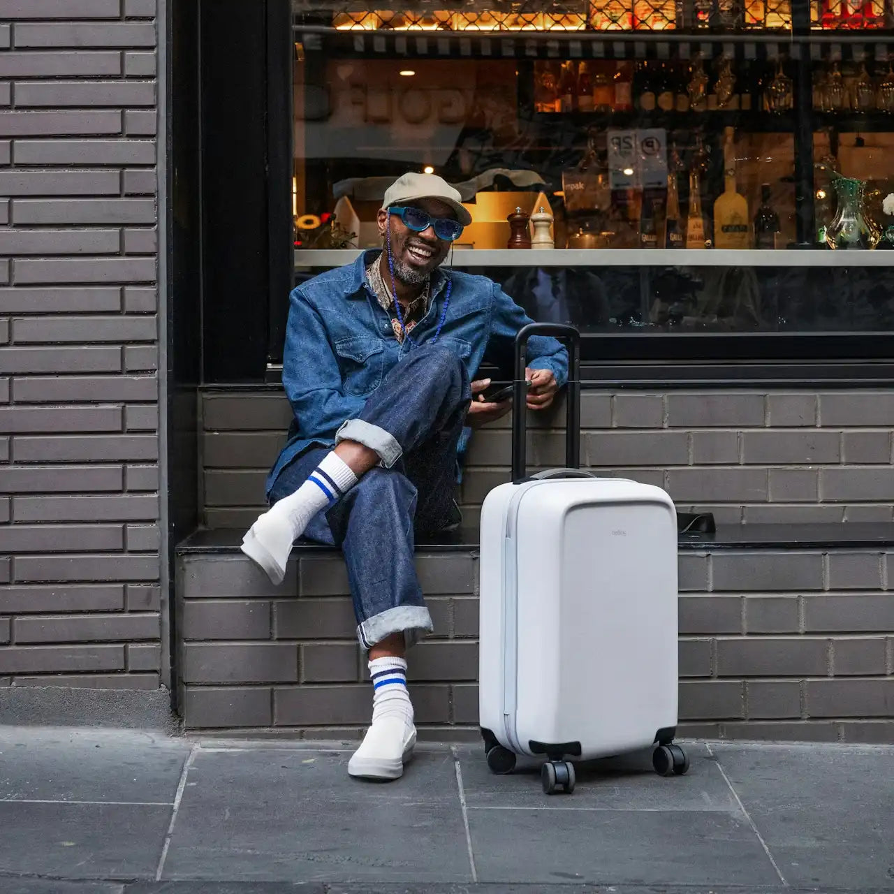 Model med Bellroy Transit Carry On kabinekuffert