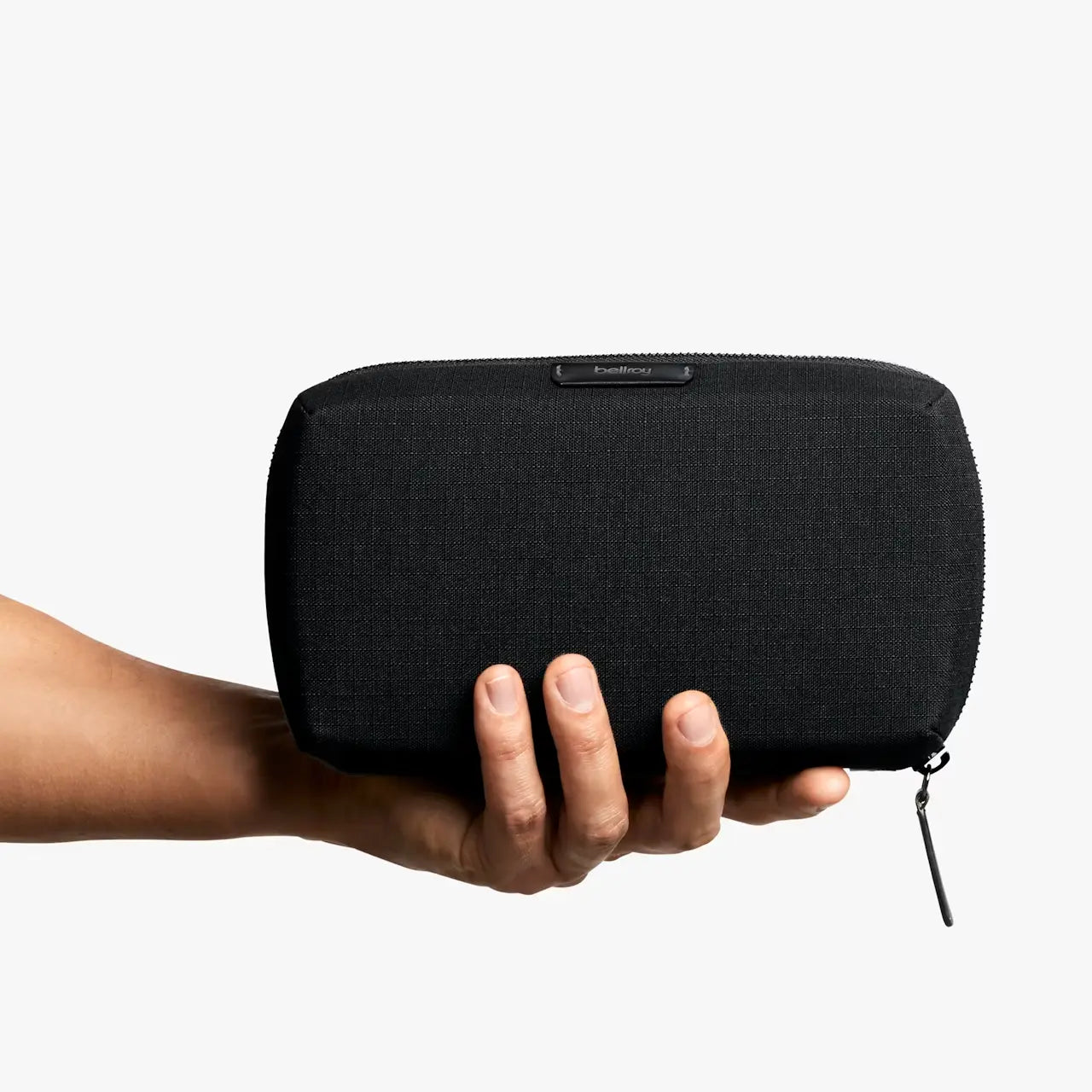 Bellroy sort techkit i hånden