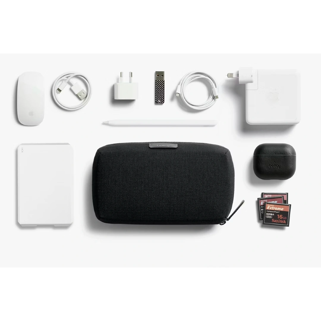 Bellroy sort techkit med mulig indhold