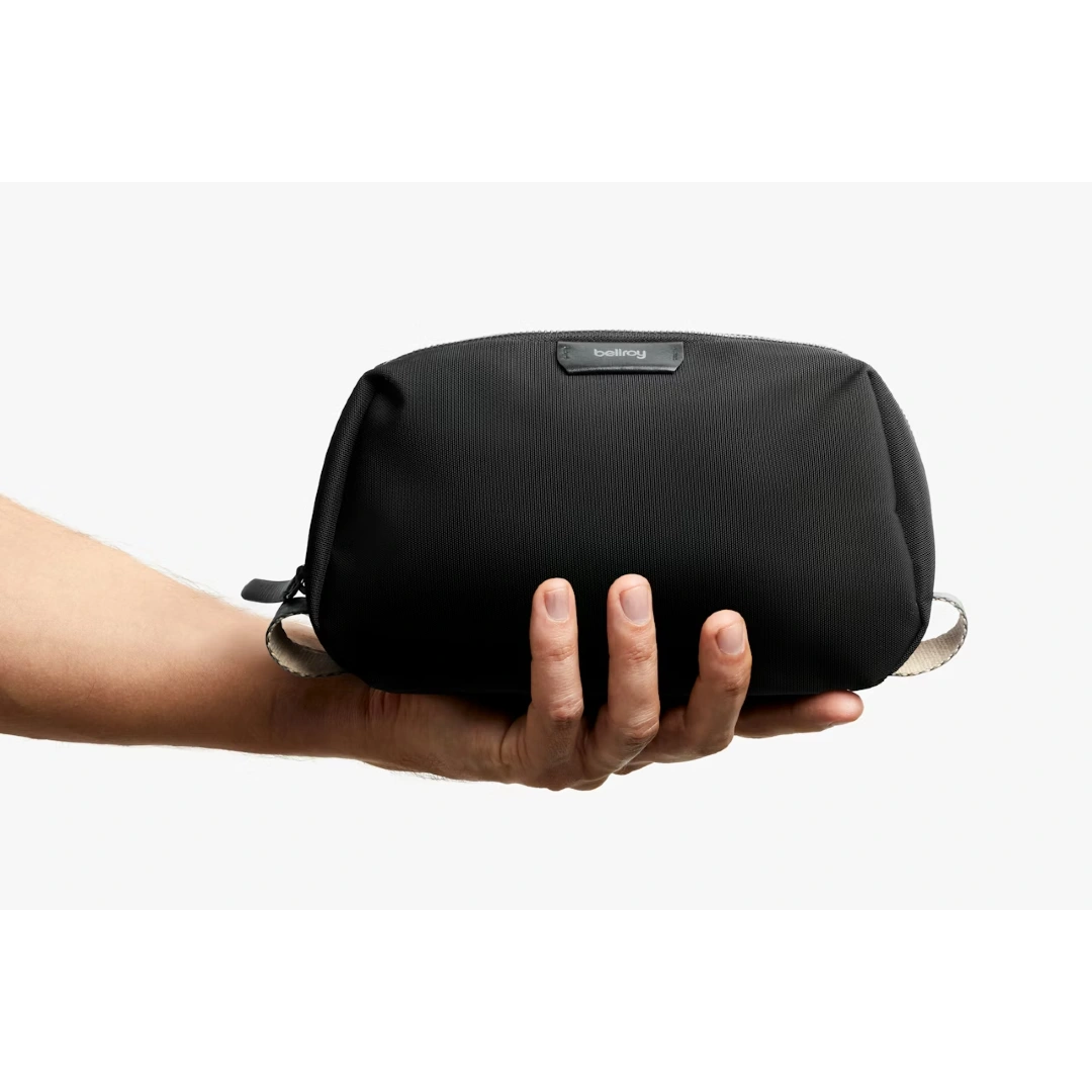 Bellroy toiletry kit, sort, i hånden