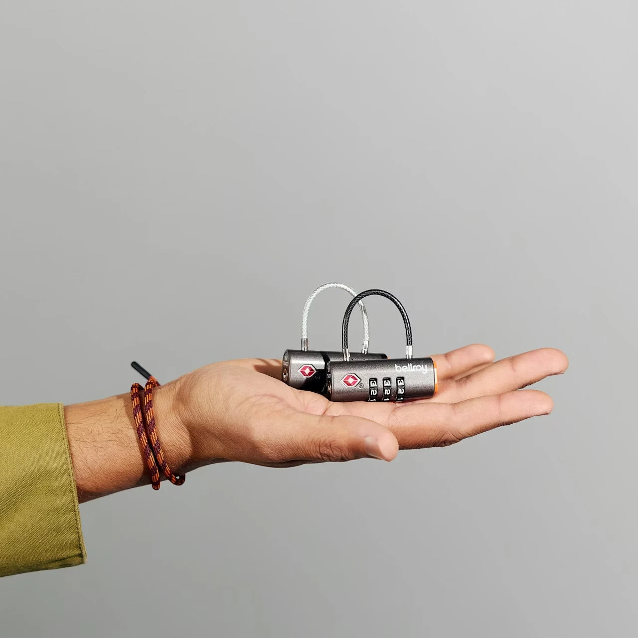 Bellroy TSA kodelåse i hånd