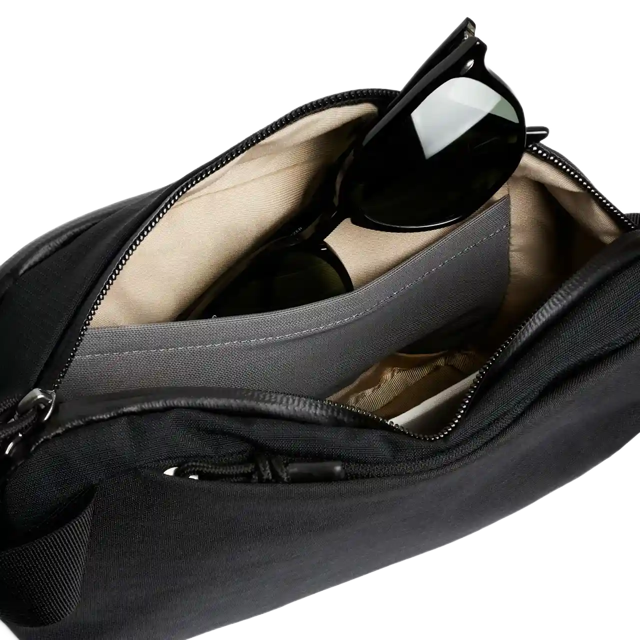 Bellroy venture sling 2,5 l sort, med indhold