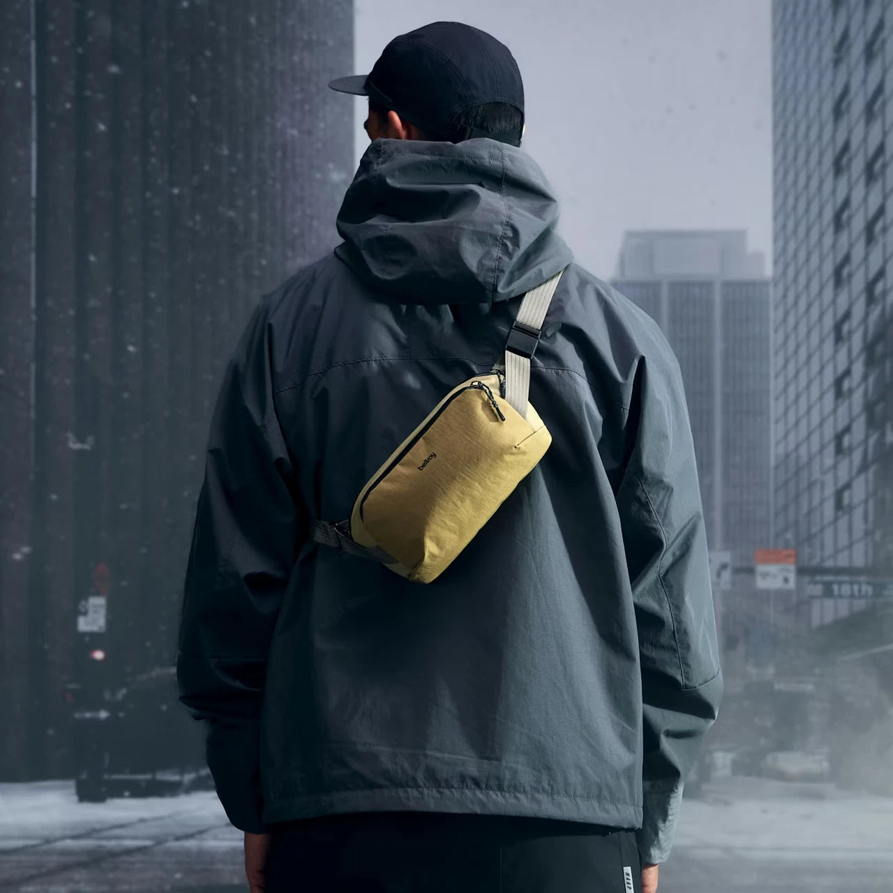 Mand med Bellroy venture sling 2,5 l 
