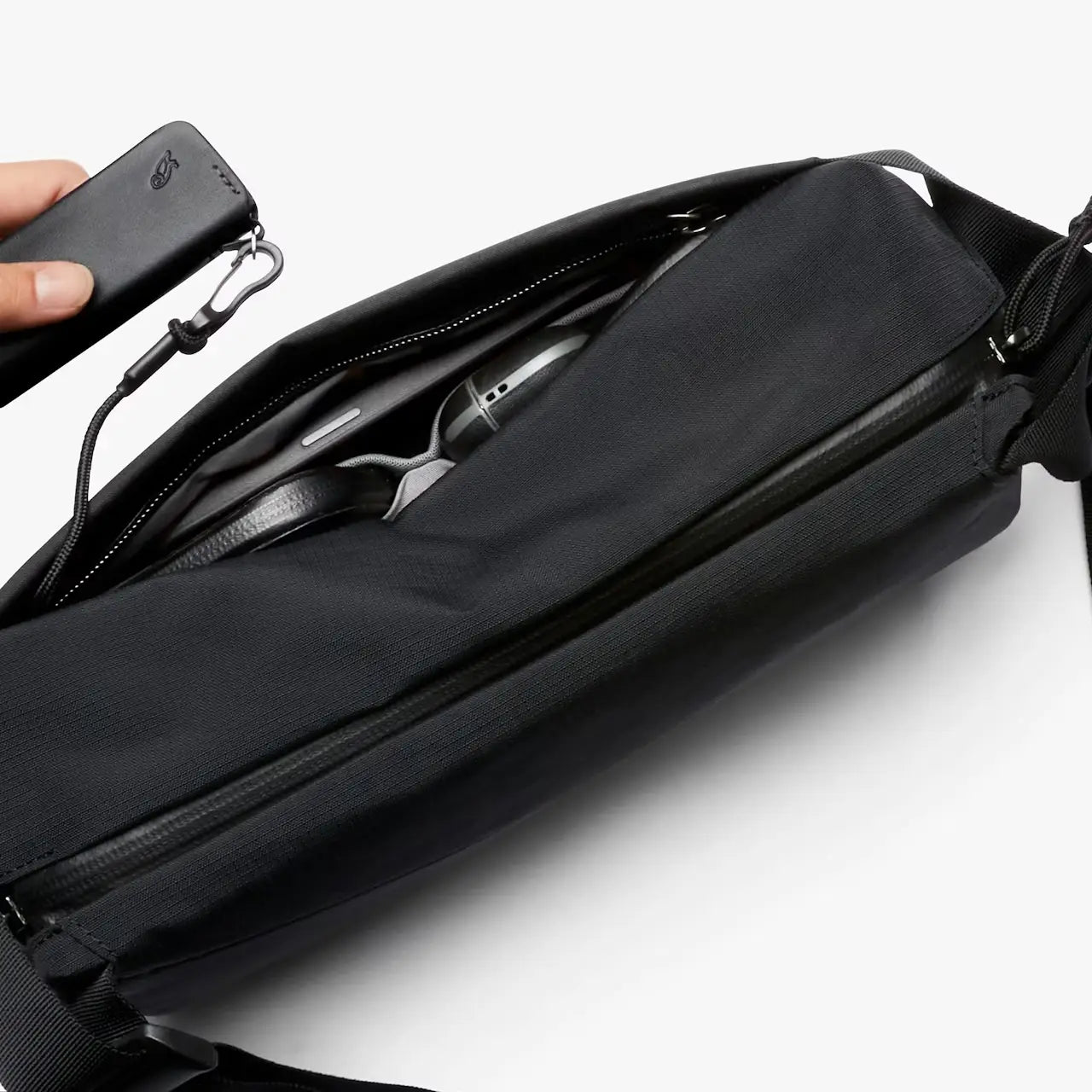 Bellroy venture sling 6 liter sort, åben frontlomme