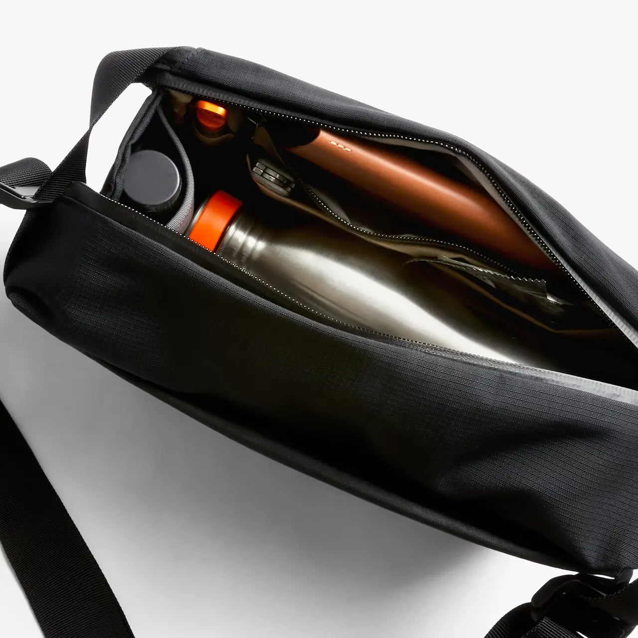 Bellroy venture sling 6 liter sort med indhold