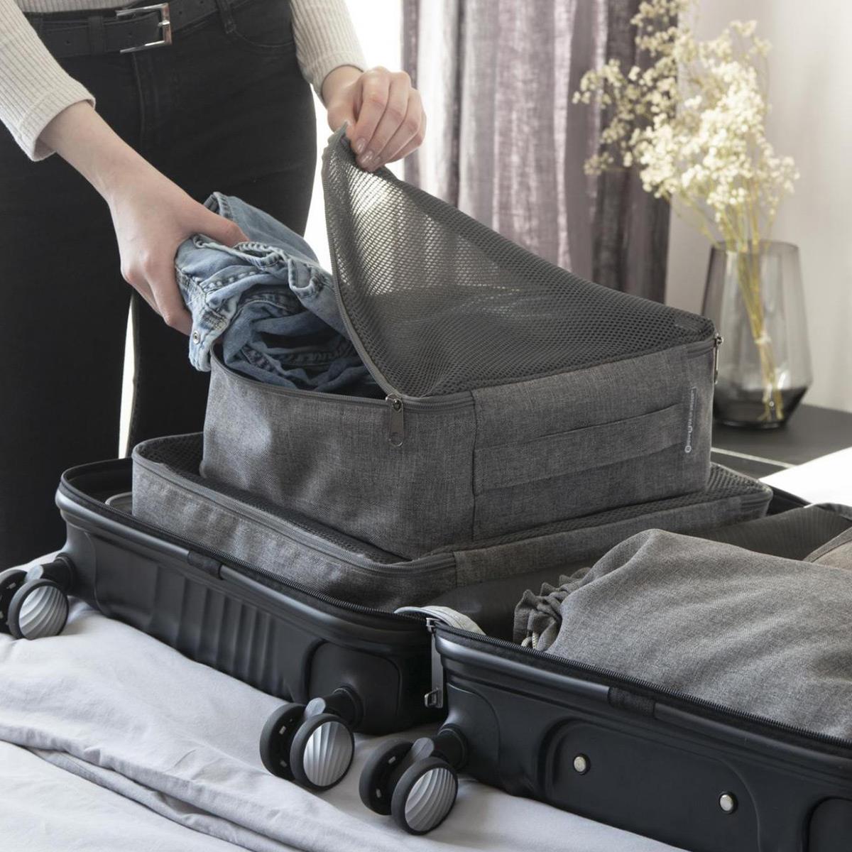 Kvinde Packing organizer i kuffert