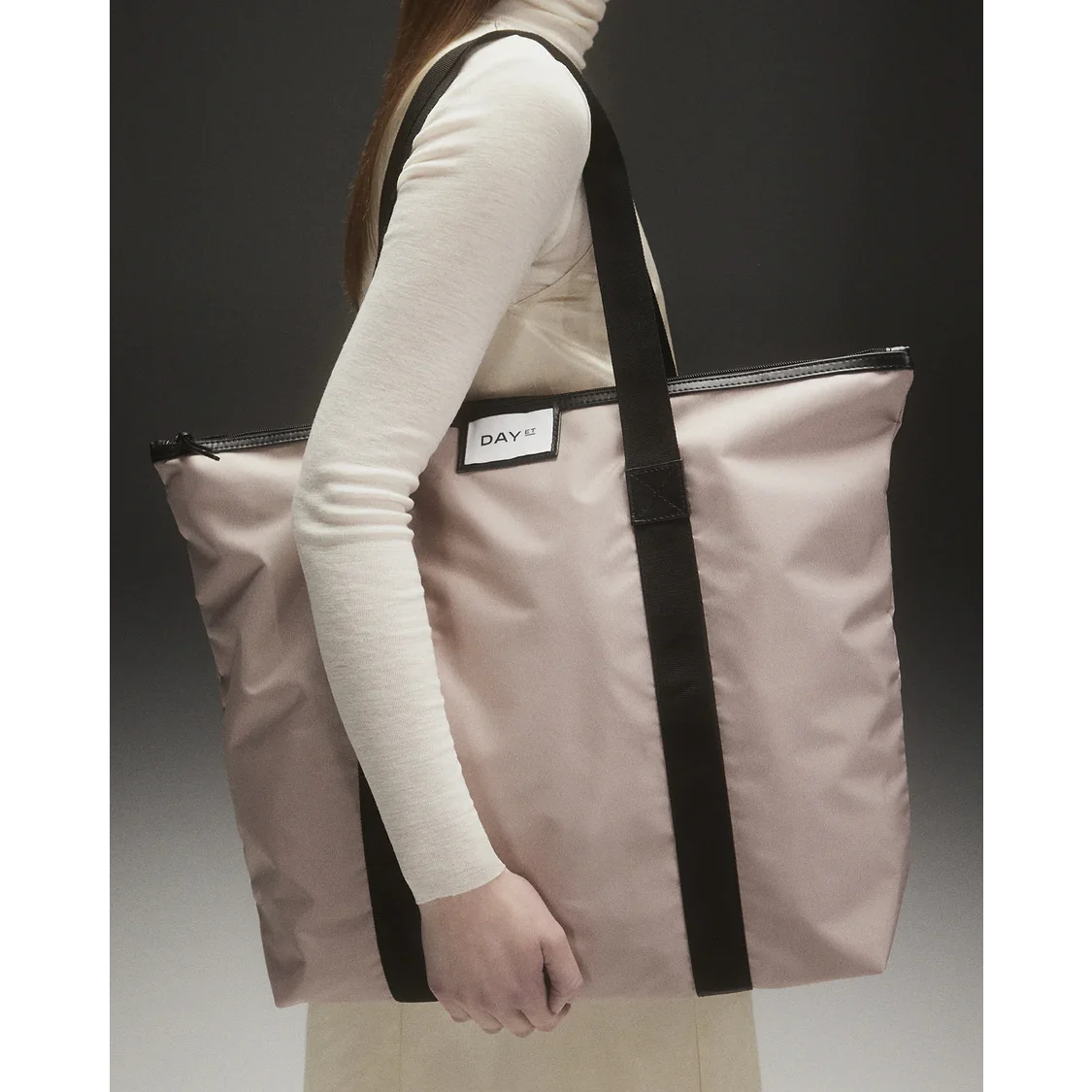 Kvinde med Day Shopper i farven Cloud Rose