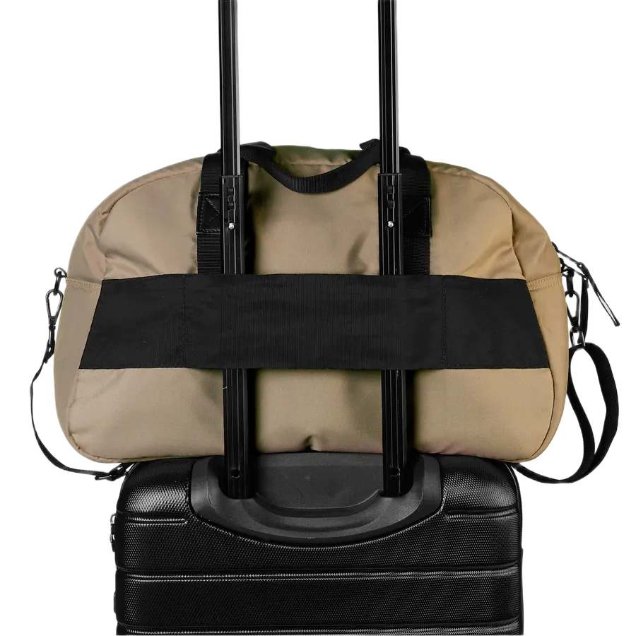 Day One nighter taske i farven Brindle -brun, bagfra på sort kuffert